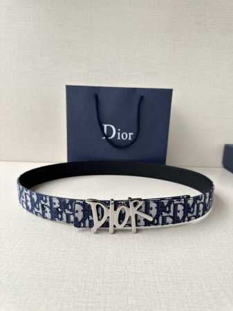 宽度3.5Cm Dior 这款不锈钢金属腰带扣是春季系列新品，展示 Cd Icon 标志和 Oblique Cosmo 图案，致敬 Dior 的经典图案。可与各 - 点击图像关闭