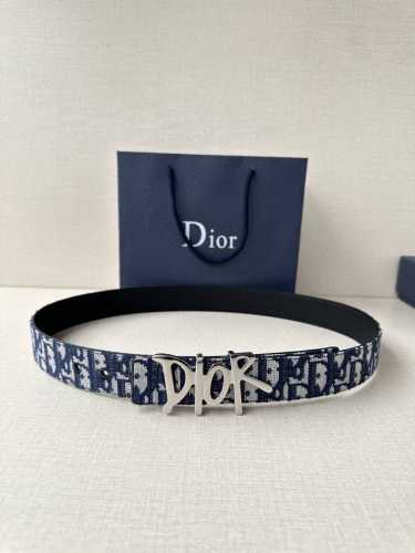 宽度3.5Cm Dior 这款不锈钢金属腰带扣是春季系列新品，展示 Cd Icon 标志和 Oblique Cosmo 图案，致敬 Dior 的经典图案。可与各