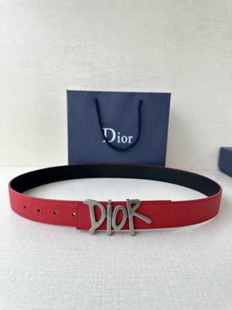 特 Dior 这款双面腰带结合典雅气质与摩登风范 双面均采用粒面牛皮革精心制作 一面为黑色 另一面多色可选 可搭配各式 35 毫米复古不锈钢腰带扣 更添精致 打 - 点击图像关闭