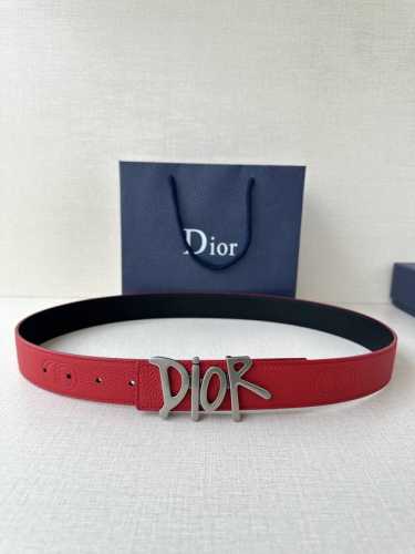 特 Dior 这款双面腰带结合典雅气质与摩登风范 双面均采用粒面牛皮革精心制作 一面为黑色 另一面多色可选 可搭配各式 35 毫米复古不锈钢腰带扣 更添精致 打