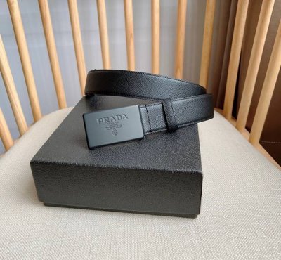 Prada 普拉达 专柜最新款 这款腰带以Saffiano皮革制成具有优雅精致的细节 带扣上饰有刻字徽标 别具一格的特色和现代感 宽3.5