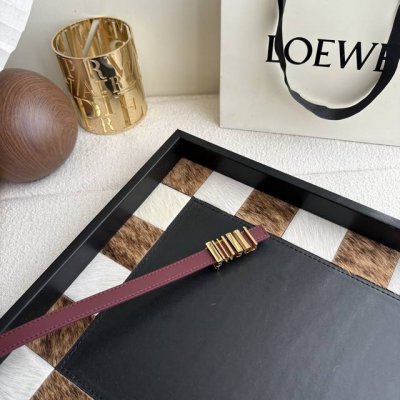 Loewe经典牛皮革腰带，亮面Loewe几何腰带扣。宽1.5Cm，Zp开发，细节精致。罗意威这款皮带旁人看到的像是条形码，自己低头看是她的Logo，太喜欢这个感