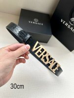 特P190 Versace宽度3.0Cm 此款腰带由优质皮革制成，饰有La Greca彰显个性设计。该铆钉腰带饰有La Greca五金搭扣配件，打造Versac