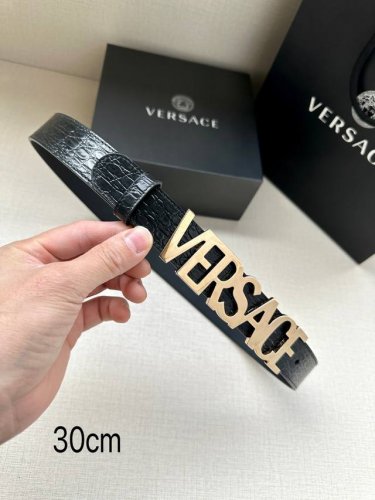 特P190 Versace宽度3.0Cm 此款腰带由优质皮革制成，饰有La Greca彰显个性设计。该铆钉腰带饰有La Greca五金搭扣配件，打造Versac