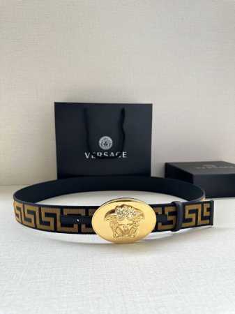 带宽3.8Cm Versace 范思哲 此款缎带腰带风格十分休闲，饰有标志性希腊回纹图案，可搭配休闲单品或高腰正装。 闭合式佩戴 希腊回纹图案 材质：100%聚 - 点击图像关闭