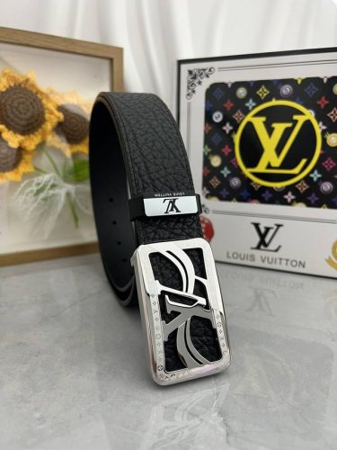 品名：Lv..路易..威登原单 材质：原单牛皮腰带 百分百头层牛皮腰带保证真皮，24K纯钢扣，专柜原单品质、做工精细，时尚大牌，送人自用首选 包装： 请认准如图