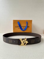 特 4.0宽Lv Flower 双面腰带取材 Monogram 涂层帆布 借背面皮革的 Lv Flower 压纹彰显 pharrell Williams 设计的