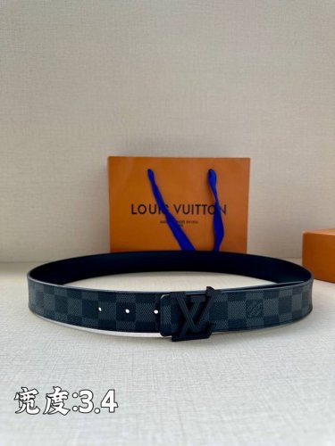 Lv Initiales3.4宽腰带取材 Monogram Eclipse 帆布和素净牛皮，为标志性 Lv 搭扣描绘摩登哑光质感，可令任意造型展露典雅意味 Mo