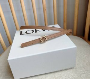 loewe 罗意威 专柜最新同款腰带 选用光滑牛皮革双面腰带 亮面Anagram立方体针扣 五孔调节 卓越的工艺 个性的造型 精美的材质 宽:1.0Cm