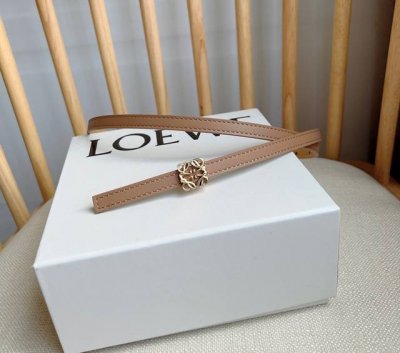 loewe 罗意威 专柜最新同款腰带 选用光滑牛皮革双面腰带 亮面Anagram立方体针扣 五孔调节 卓越的工艺 个性的造型 精美的材质 宽:1.0Cm