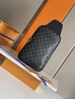 顶级原单原版开发，全钢五金 本款 Avenue 单肩包取材 Damier Graphite 帆布，为正面外袋点缀路易威登巴黎标识皮革贴饰。可调节锦纶肩带可通过