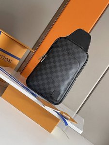 顶级原单原版开发，全钢五金 本款 Avenue 单肩包取材 Damier Graphite 帆布，为正面外袋点缀路易威登巴黎标识皮革贴饰。可调节锦纶肩带可通过