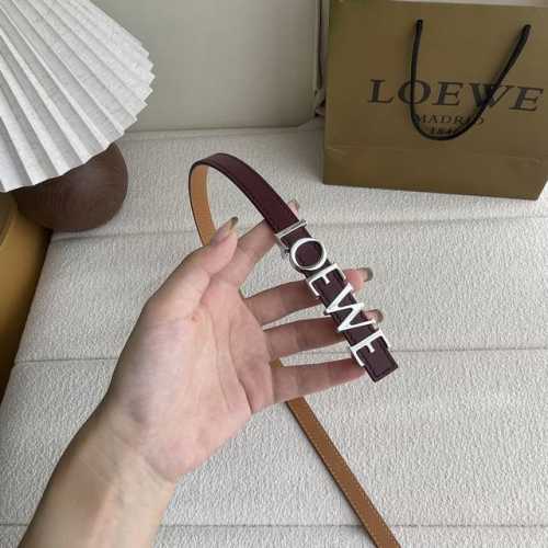 罗意威新款光滑牛皮革腰带，饰以金属Loewe标志，宽1.5Cm，五孔调节。颜色：酒红色