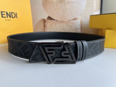 Fendi 芬迪最新非凡创意渐变印花深蓝色双Ff牛皮腰带，Fendi的专属风格气息，呈现自由的潇洒姿态，非常适合日常穿着。4.0Cm