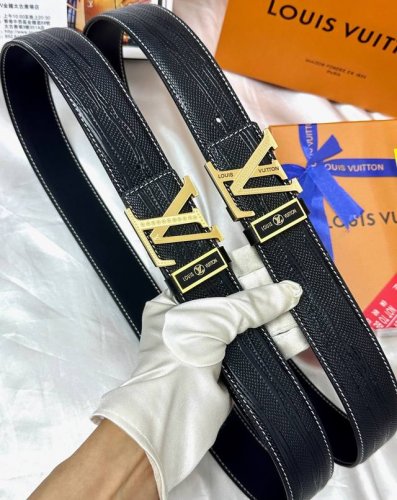 皮带：Lv.路易威登顶级复刻- 腰带：原单品质百分百进口原厂头层牛皮，保证真皮。雕花镂空Logo自动扣设计浮雕暗扣滑道内穿尾巴工艺.真空电镀.永不掉色.24K纯