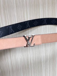 3.0Mm当季男士新款 一面一面帆布印花，一面进口小牛皮，搭配精品扣头扣，做工精细，质量保证。