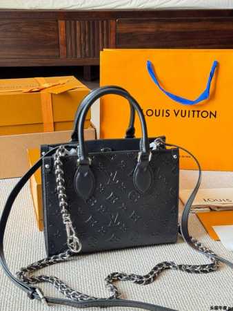 头层牛皮 Lv Onthego 小号手袋 黑色 压花纹 本款 Onthego 小号手袋出自 Monogram Bold 系列，以利落构型点睛 2025 春夏秀场 - 点击图像关闭