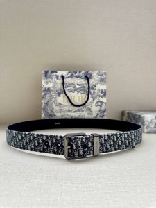 宽度3.5Cm Dior 这款腰带采用黑色超迷你 Oblique 印花面料精心制作，搭配金属覆层黄铜腰带扣，彰显优雅时尚的风范。腰带长度可调节，可与各式 35