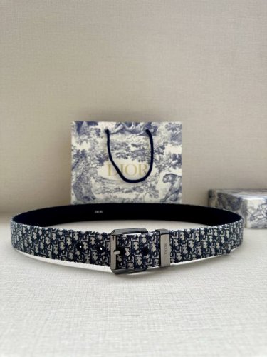 宽度3.5Cm Dior 这款腰带采用黑色超迷你 Oblique 印花面料精心制作，搭配金属覆层黄铜腰带扣，彰显优雅时尚的风范。腰带长度可调节，可与各式 35