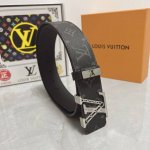 品名：Lv..路易..威登原单 材质：原单牛皮腰带 百分百头层牛皮腰带保证真皮，24K纯钢扣，专柜原单品质、做工精细，时尚大牌，送人自用首选 包装： 请认准如图