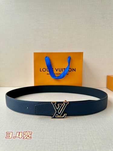 lv Heritage 双面腰带3.4宽 选取粒面皮革和纳帕皮革，新款 Lv 搭扣。微弧形边缘和摩登形状末端见证细致匠心，为考究人士带来赠礼佳选