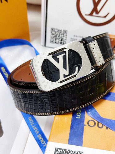 皮带：Lv..路易..威登顶级复刻. 腰带：原单品质百分百进口头层牛皮，保证真皮。雕花镂空设计24K纯钢扣.永不掉色进口原厂鳄鱼皮纹路.纯手工双线缝制工艺双面两
