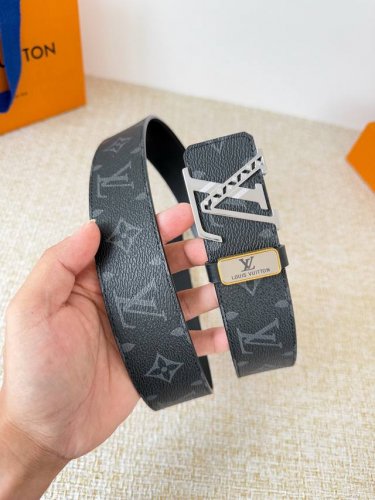 品名： Lv..路易..威登腰带皮带原单 型号：挂扣，经典纯钢材质挂扣，头层牛皮，图片实物拍摄 材料：头层牛皮，挂扣系列，纯钢材质扣头，钯镀电镀工艺永不掉色。原