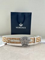 带宽3.8Cm Versace 范思哲 此款缎带腰带风格十分休闲，饰有标志性希腊回纹图案，可搭配休闲单品或高腰正装。 闭合式佩戴 希腊回纹图案 材质：100%聚