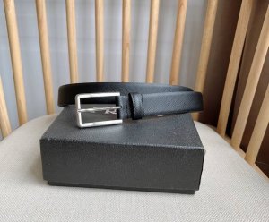 特 Prada 普拉达 专柜最新款 这款简约而精致的腰带取材标志性的Saffiano皮革打造 配以雕刻式徽标金属搭扣 宽3.0
