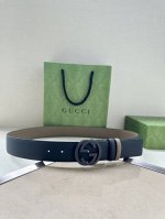 特 宽度4.0Cm Gucci系列，品牌标志性的双G原单钢扣标识经重新诠释后，以光彩夺目的金色调呈现在这款手掌纹腰带上。