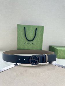 特 宽度4.0Cm Gucci系列，品牌标志性的双G原单钢扣标识经重新诠释后，以光彩夺目的金色调呈现在这款手掌纹腰带上。