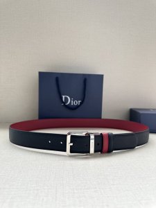 这款 35 毫米腰带融合典雅气质与 Dior 的摩登风范。双面牛皮设计，采用光滑牛皮革制作，另一面为黑色。金色饰面黄铜腰带扣搭配镌刻有“Dior”标志的腰带环。