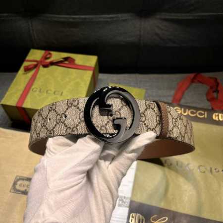 古奇 宽4.0Cm，新款 衔接品牌的过去和现在，以焕新方式继续演绎经典元素。这款黑色皮革腰带饰有Gg字母交织图案，以Gucci刻花呈现长方形搭扣开合设计。蓝色G - 点击图像关闭
