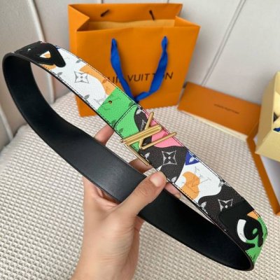 特 片裝1 寬：40Mm 驢家 寬度40Mm Ss今季專櫃在售新品 男士系列 面浮雕有品牌花紋 配以原廠純黑色小牛皮 搭配精緻最新設計搭扣！雙面用