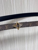 2.0宽，当季新款，双面腰带一面进口牛皮，另一面进口帆布印花，搭配精品四心口，做工精细，实物实拍，是女神的必备之一。