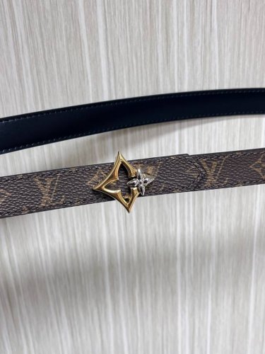 2.0宽，当季新款，双面腰带一面进口牛皮，另一面进口帆布印花，搭配精品四心口，做工精细，实物实拍，是女神的必备之一。
