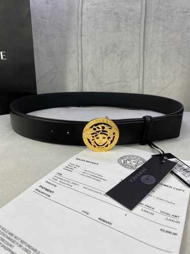 宽度3.8Cm Versace 范思哲 此款平面皮带采用小牛皮制成，配有一枚真空电镀美杜莎头像腰带扣，采用穿孔闭合。