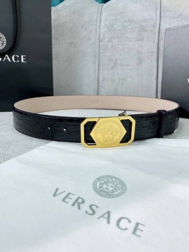 p210 宽度4.0Cm。Versace （范思哲） 此款石头纹砂底腰带饰有标志性的Versace美杜莎头像带扣，彰显品牌格调。是一款精美的衣橱必备单品。