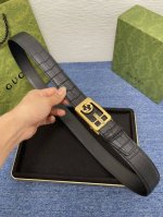 品牌 古驰 Gucci 自动 描述 采用高级Gucci Signature真皮精制而成，触感厚实，饰以双G商标带扣。腰带为意大利尺寸，请在购买前参阅腰带尺寸指南