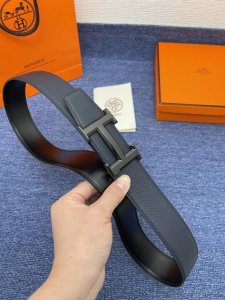 品牌爱马仕 特 描述采用高级真皮精制而成，触感厚实，饰以商标带扣。腰带为意大利尺寸，请在购买前参阅腰带尺寸指南. 铜扣金属配件 黑色皮革，采用环保工艺制作而成