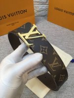 配送专柜全套礼盒包装。 Lv：此款腰带采用双面设计，一侧为风格休闲的Damier，另一侧为头层小牛皮底，搭配原单刚扣，原产皮料定制，专柜宽度4:0