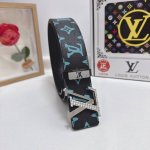 品名：Lv..路易..威登 材质：原单牛皮腰带 百分百头层牛皮腰带保证真皮，24K纯钢扣，专柜原单品质、做工精细，时尚大牌，送人自用首选 包装： 请认准如图专柜
