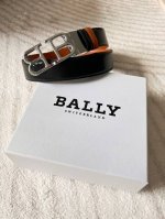 Ba、Lly 巴、利 这是一款男士商务双面用腰带，带身双面设计，宽度3.5Cm 采用双面进口牛皮材质，B字造型扣，线条流畅，增添了腰带的质感和立体感。低调奢华简