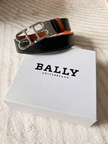 Ba、Lly 巴、利 这是一款男士商务双面用腰带，带身双面设计，宽度3.5Cm 采用双面进口牛皮材质，B字造型扣，线条流畅，增添了腰带的质感和立体感。低调奢华简