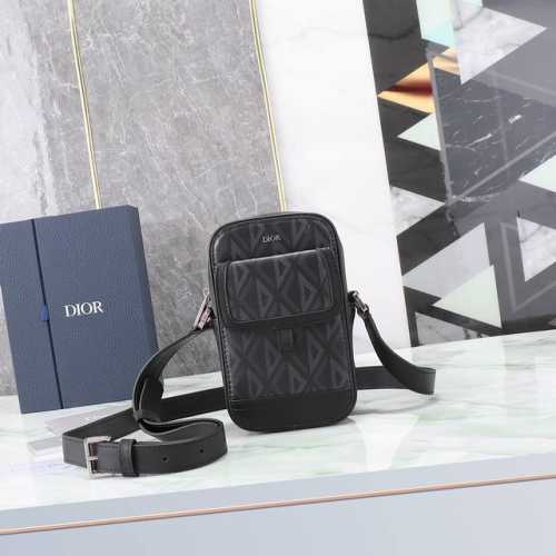 这款 Dior Hit The Road 信使包是本季新品，将现代风格与 Dior 的高订精神融为一体。采用迪奥灰 Cd Diamond 图案帆布和光滑牛皮革精