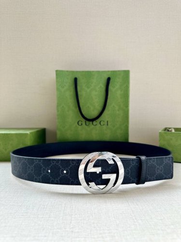 特 宽度3.8Cm Gucci 这款双面腰带巧妙融合Gg Supreme帆布与头层品牌纹理材质，演绎历久弥新的实用设计理念。富有辨识度的双G配件再现典藏搭配，诠
