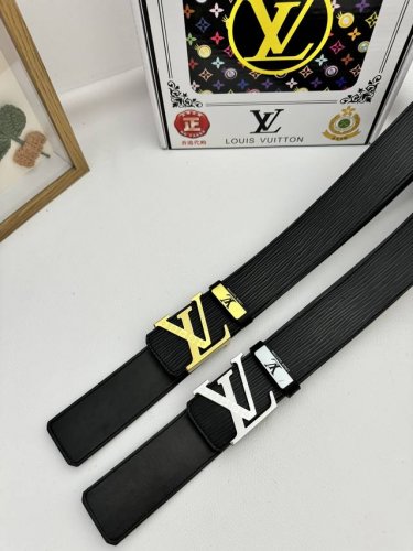 品名：LV..路易..威登原单 材质：原单牛皮腰带 百分百头层牛皮腰带保证真皮，24K纯钢扣，专柜原单品质、做工精细，时尚大牌，送人自用首选 包装： 请认准如图