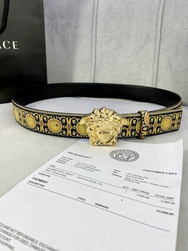 宽度4.0Cm Versace 范思哲 此款Palazzo腰带采用牛皮革面料制作，并饰有Le Pop Classique图案印花和标志性的美杜莎五金配件。