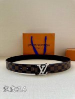 Lv Initiales3.4宽腰带取材 Monogram Eclipse 帆布和素净牛皮，为标志性 Lv 搭扣描绘摩登哑光质感，可令任意造型展露典雅意味 Mo