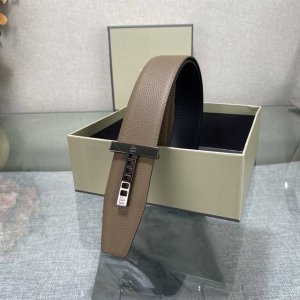 汤姆福特最新网红爆款双面头层牛皮专柜同步3.8宽新款上市了，原版牛皮，搭配铜扣，优雅，大方用的方便。谢谢你转载。